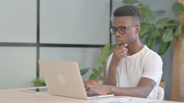 Young African Man Brainstorming While Working Laptop — Vídeo de stock