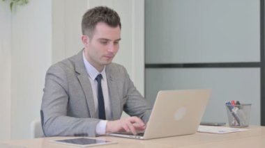 Genç İşadamı Laptop üzerinde çalışırken öksürüyor