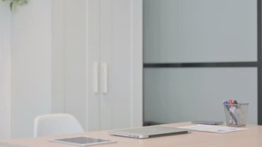 Genç İşadamı Ofise geliyor ve Laptop üzerinde çalışıyor