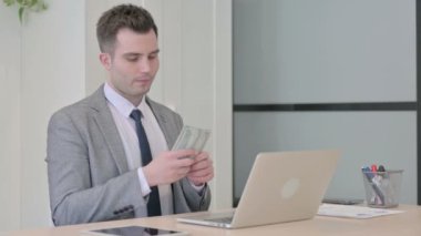 Genç İşadamı Havaya Dolar Fırlattı