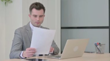 Laptop ve Belgelerde Çalışan Genç İşadamı