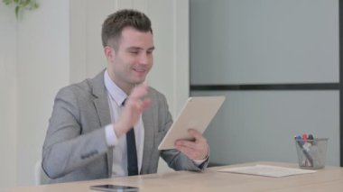 Genç İşadamı tarafından Tablet Online Görüntülü Sohbet