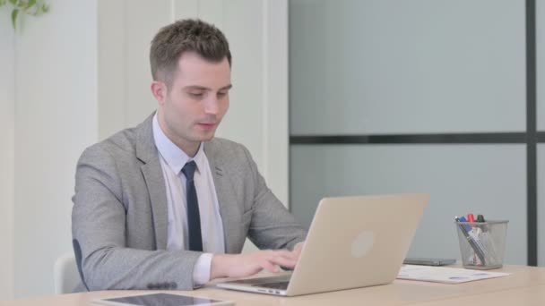 Молодой Бизнесмен Реагирует Потери Время Работы Офисе — стоковое видео