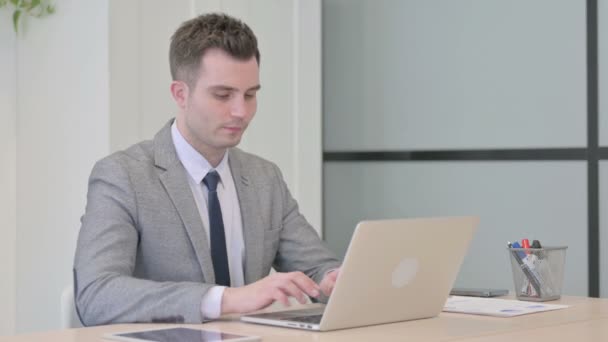 Młody Biznesmen Potrząsający Głową Odrzuceniu Podczas Pracy Laptopie — Wideo stockowe