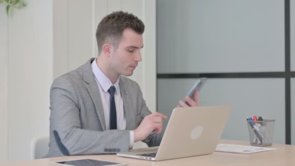 Displeased Young Businessman Talking Angrily Smartphone Work — Stok Video