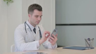 Genç doktor klinikte Smartphone tarama