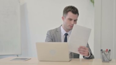 Laptop ve Belgelerde Çalışan Genç İşadamı