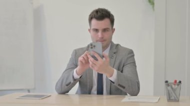 Genç İşadamı Ofiste Telefonda Konuşuyor