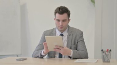 Genç İşadamı İş İçin Dijital Tablet Kullanıyor