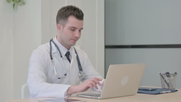 Ung Läkare Skriva Laptop Kliniken — Stockvideo