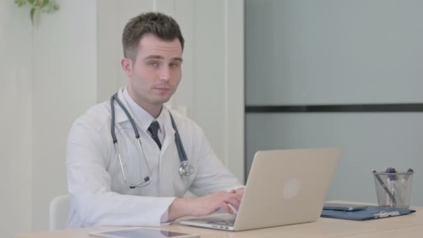 Thumbs Young Doctor Working Laptop — Stockvideo