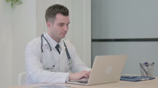 Junger Arzt Schüttelt Kopf Und Finger Bei Der Arbeit Laptop — Stockvideo