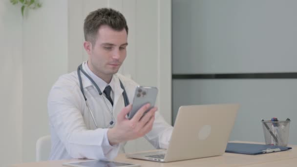 Ung Läkare Som Använder Smartphone När Använder Laptop — Stockvideo
