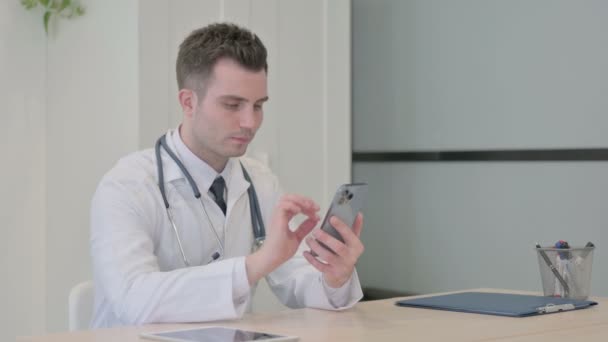 Junge Ärztin Surft Mit Smartphone Klinik — Stockvideo