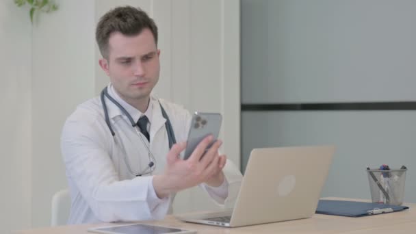 Unga Läkare Talar Telefon När Använder Laptop — Stockvideo