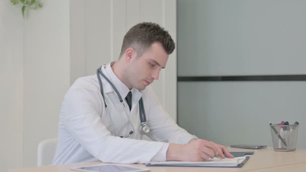 Ung Doktor Som Arbetar Med Medicinsk Rapport Kliniken Pappersarbete — Stockvideo