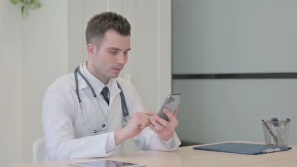 Unga Läkare Talar Telefon Kliniken — Stockvideo