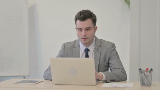 ラップトップを使用している間首の痛みを持つ若いビジネスマン — ストック動画