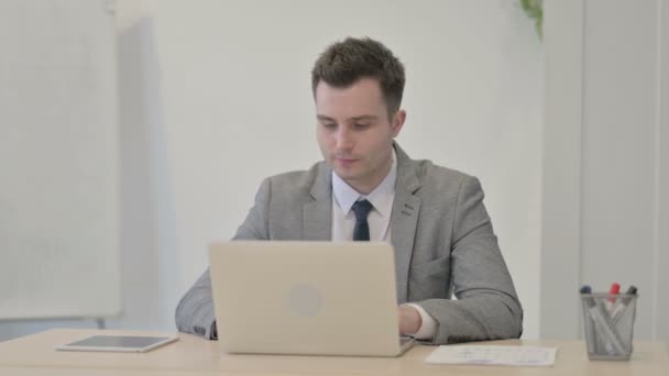 Junger Geschäftsmann Hat Rückenschmerzen Während Laptop Benutzt — Stockvideo