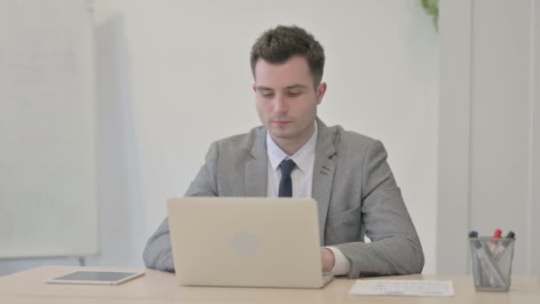 Mladý Podnikatel Třese Hlavou Odmítnutí Při Práci Notebooku — Stock video