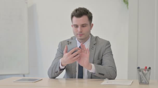 Ung Affärsman Bläddrar Internet Smartphone Office — Stockvideo