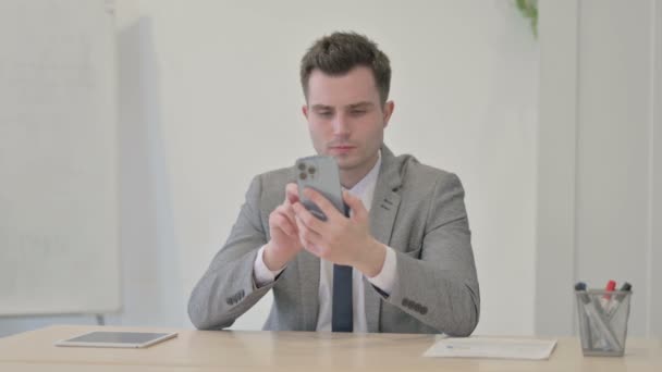 Verontruste Jonge Zakenman Reageert Verlies Smartphone — Stockvideo