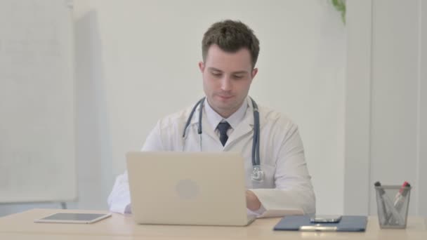 Ung Läkare Skriva Laptop Kliniken — Stockvideo