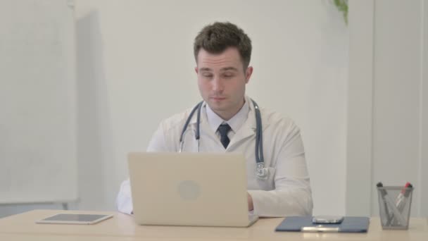 Unga Läkare Ler Mot Kameran När Använder Laptop — Stockvideo