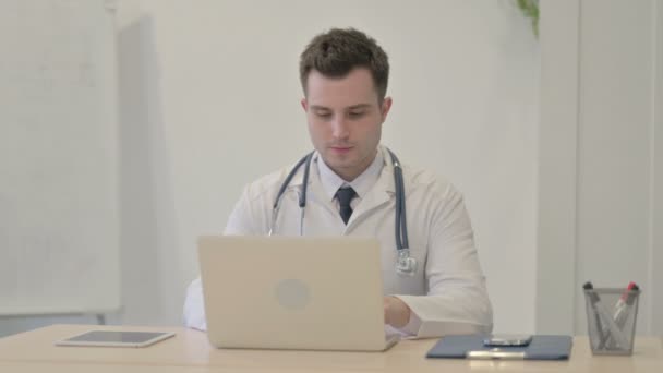 Thumbs Young Doctor Working Laptop — Stockvideo