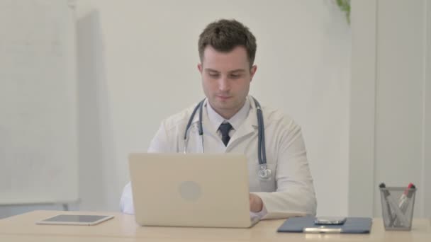 Tummen Ner Unga Läkare Som Arbetar Laptop — Stockvideo