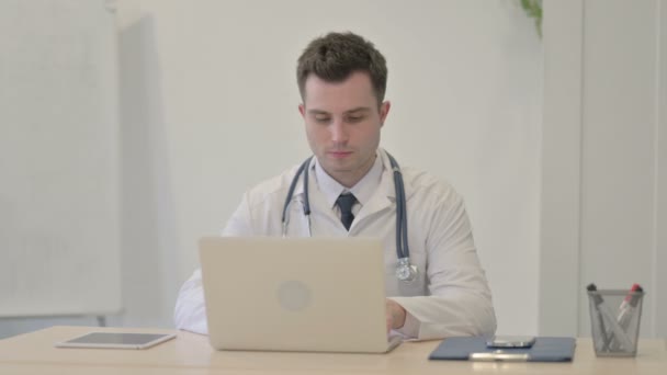Ung Läkare Skakar Huvudet Avslag Kliniken — Stockvideo