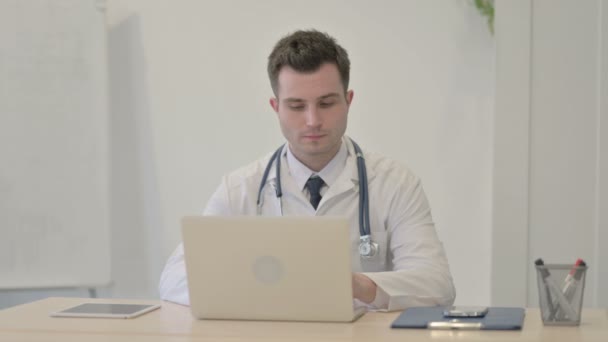 Call Gesture Young Doctor Work — Stock Video