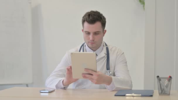 Młody Lekarz Robi Czat Wideo Online Pośrednictwem Tabletu — Wideo stockowe