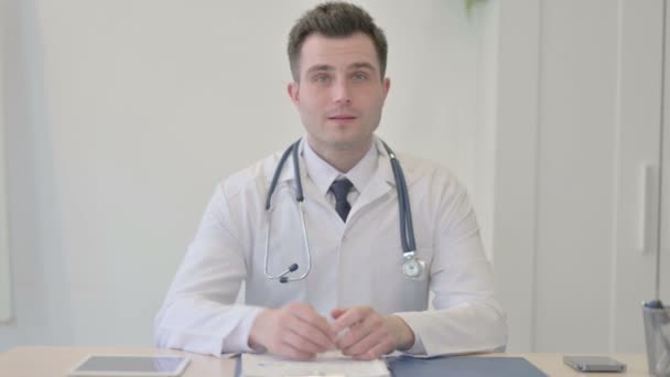 Czat Online Wideo Przez Młody Lekarz Siedzi Klinice — Wideo stockowe