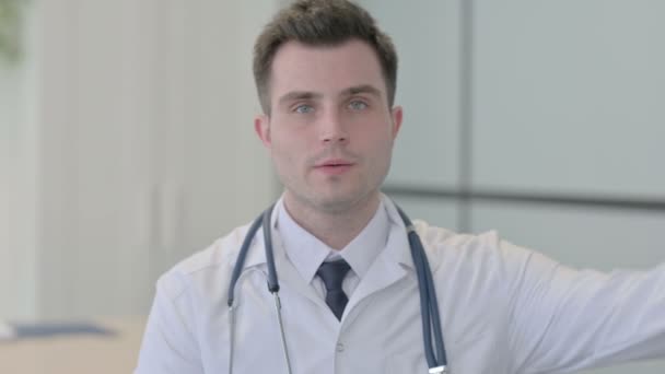 Portrait Male Young Doctor Doing Thumbs — Stockvideo