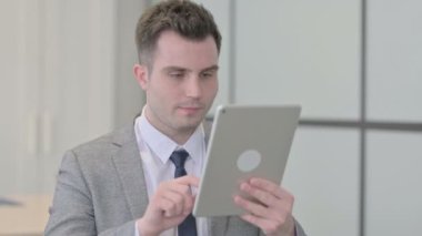 Tablet 'te Zaferi Kutlayan Genç İşadamı Portresi