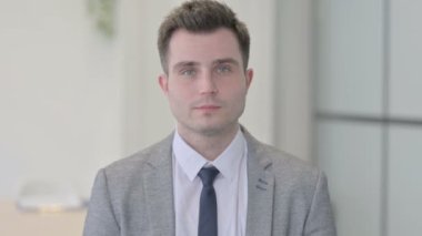 Ciddi Genç İş Adamının Portresi Kameraya Bakıyor