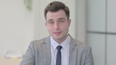 başparmak gösterilen genç işadamı portresi