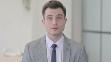 Kamerayı işaret eden Genç İşadamı Portresi