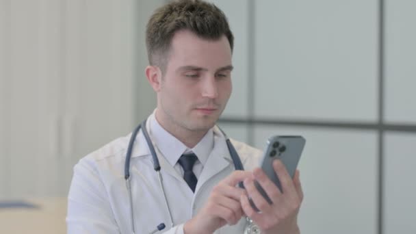 Porträt Eines Jungen Arztes Mit Smartphone — Stockvideo