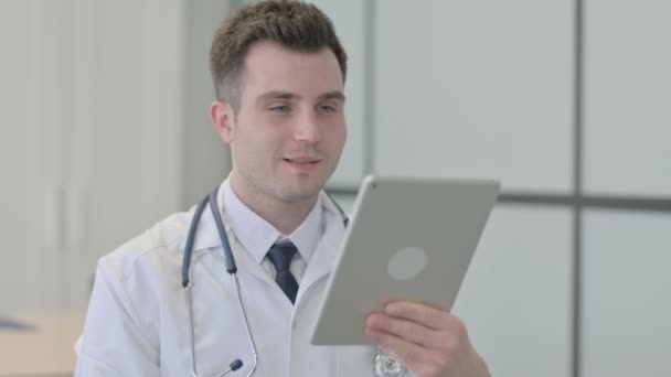 Online Video Chat Young Doctor Tablet — Stockvideo