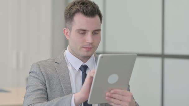 Jovem Empresário Navegando Internet Tablet Digital — Vídeo de Stock