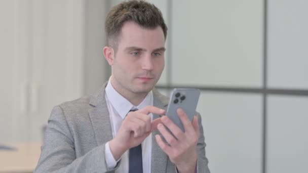 Portræt Unge Forretningsmand Ved Hjælp Smartphone – Stock-video