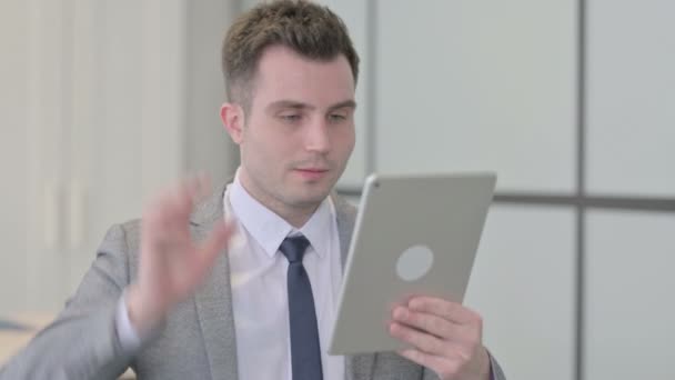 Młody Biznesmen Robi Online Video Chat Tablecie — Wideo stockowe