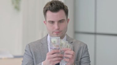 Dolar Sayan Genç İşadamının Portresi