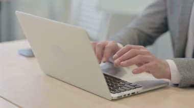 Dizüstü bilgisayarda Yazan Erkek Elleri Kapat