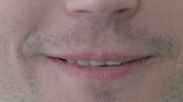 Großaufnahme Lächelnder Männlicher Lippen — Stockvideo