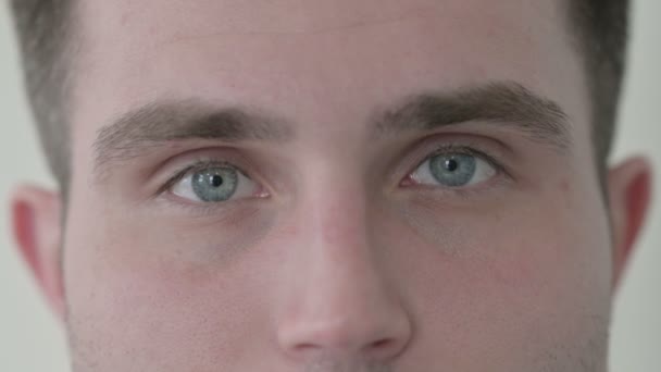 Nahaufnahme Der Augen Eines Jungen Mannes — Stockvideo