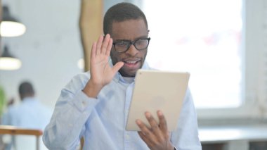 Tabletteki Başarıyı Kutlayan Afro-Amerikan Adam Portresi