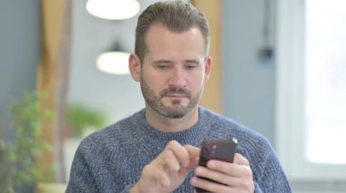 Olgun Yetişkin Adam Akıllı Telefon Kullanıyor, İnternet Taranıyor